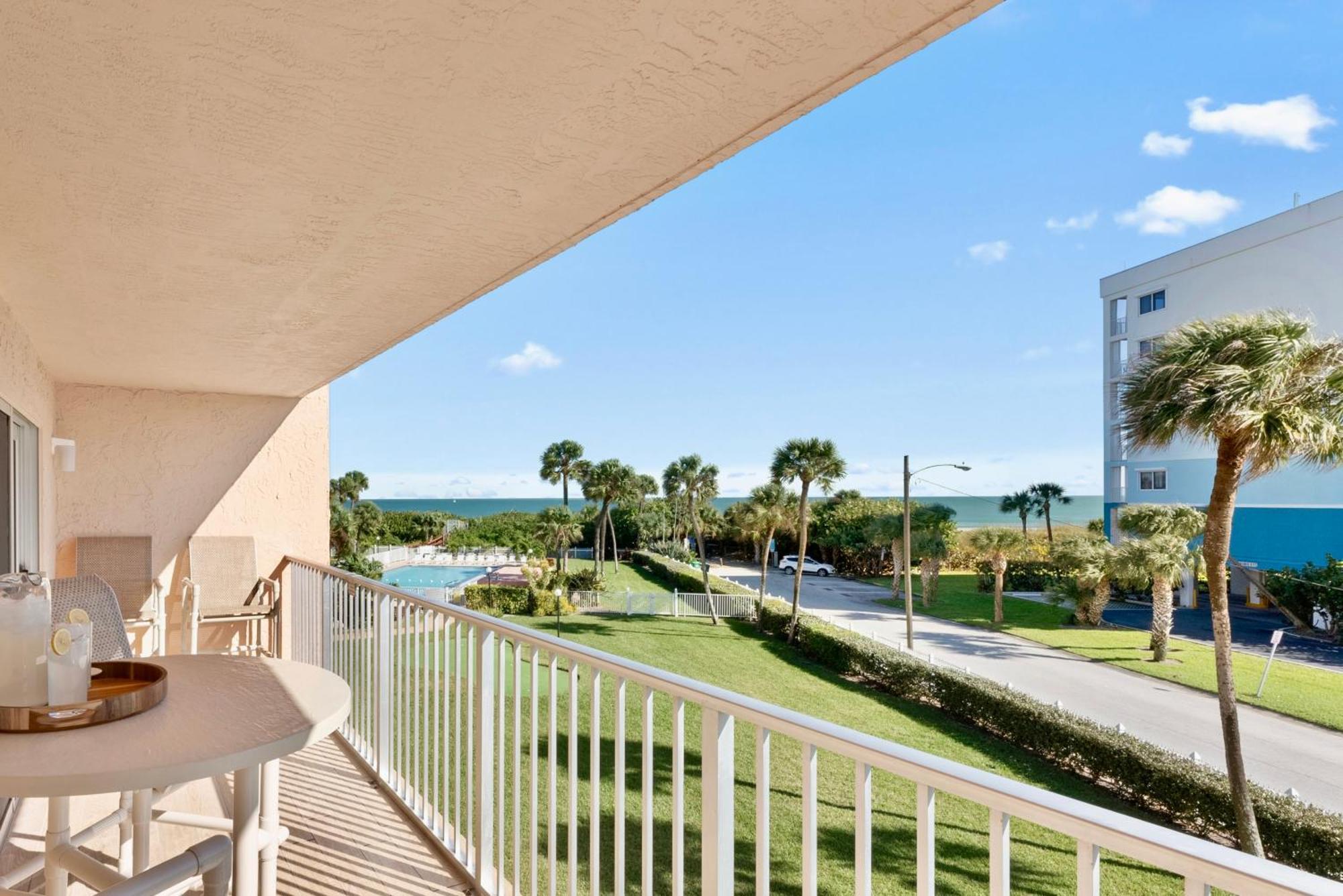 Cocoa Beach Towers Camera foto